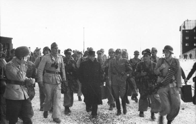 La verità sulla liberazione di Mussolini dal Gran Sasso 2 Bundesarchiv Bild 101I 567 1503A 08 Gran Sasso Skorzeny Mussolini mit Fallschirmjagern
