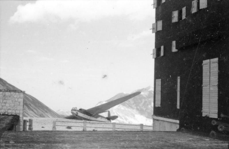 La verità sulla liberazione di Mussolini dal Gran Sasso 3 Bundesarchiv Bild 101I 567 1503B 05 Gran Sasso Lastensegler neben Hotel