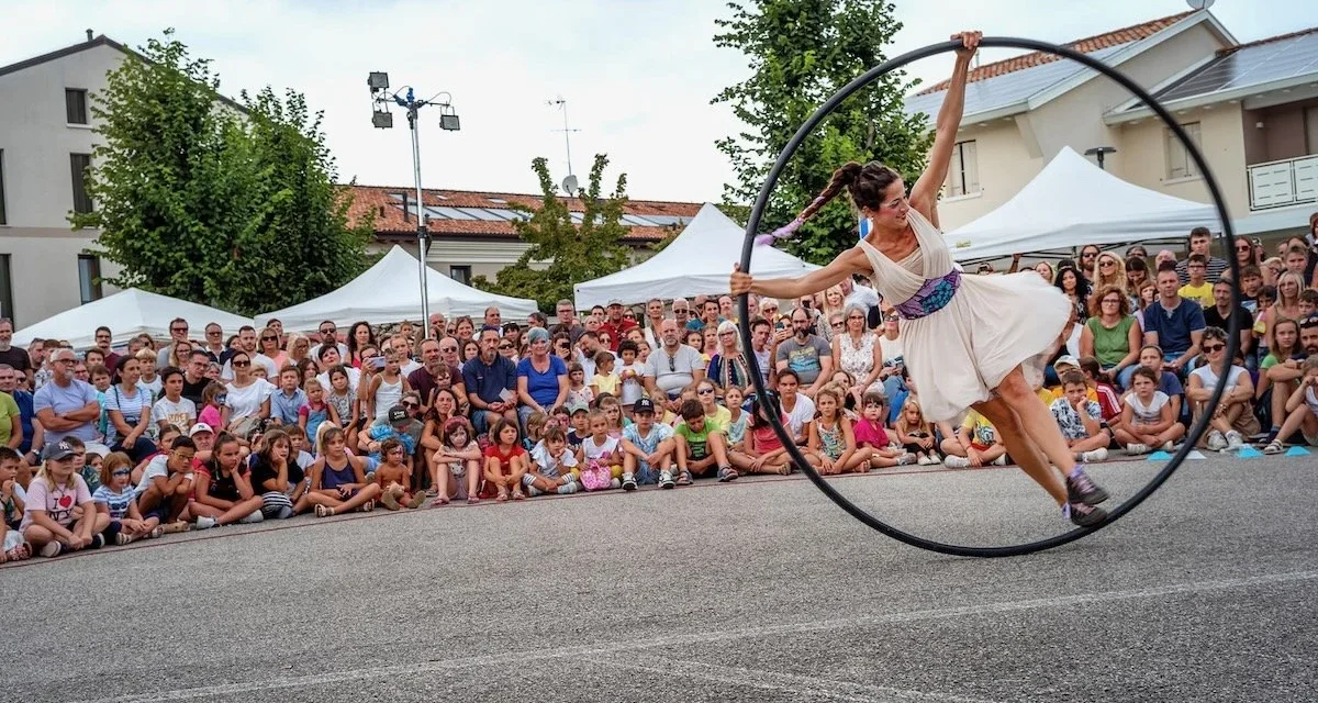 Castelnuovo diventa un palcoscenico a cielo aperto: “Attraverso 2026 – Circus”