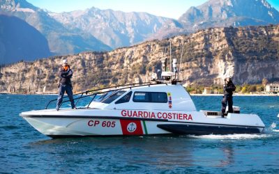Catamarano si incaglia: salvata famiglia tedesca sul Lago