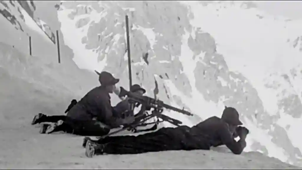 8 maggio 1945, militari della RSI combattono con i partigiani. 2 Italian Alpini in Aosta Valley 1945