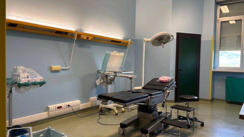 Bussolengo, il nuovo ambulatorio chirurgico per le punture intravitreali: già trattati 160 pazienti 1 Lambulatorio con il carrello a flusso laminare