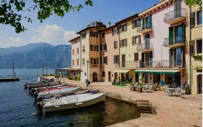 Lago. Case ai turisti. Il mercato spinge i cittadini fuori dal loro paese