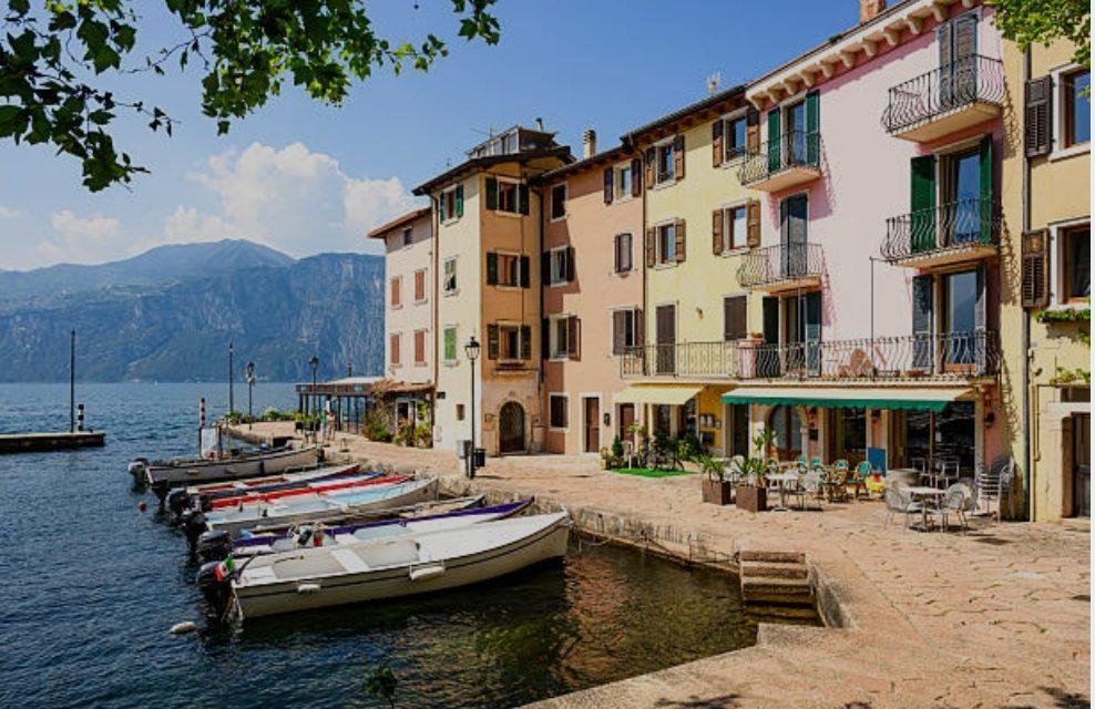 Lago. Case ai turisti. Il mercato spinge i cittadini fuori dal loro paese