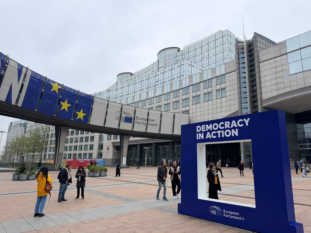 L’opera arriva al Parlamento Europeo 2 WhatsApp Image 2026 05 05 at 18.48.33