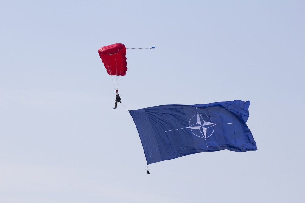 La Nato non serve più. Lo dice anche Trump! 1 a parachute 5100911 1280