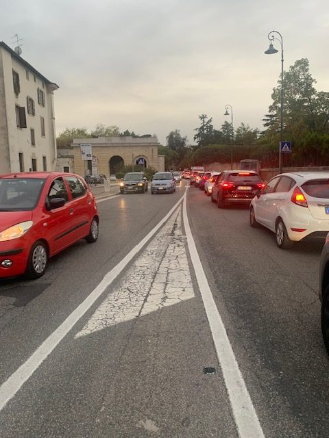 Traforo. 90 mila auto al giorno sulle nostre strade 1 coda via mameli rotated