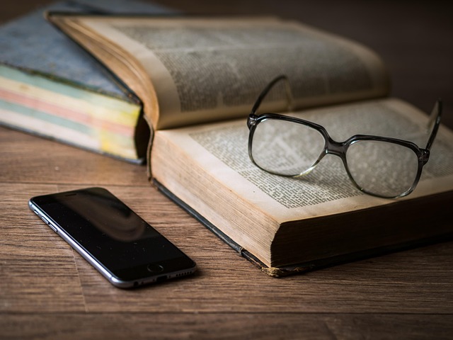 I libri di carta godranno di una nuova popolarità 1 dariuszsankowski glasses 1052023 640