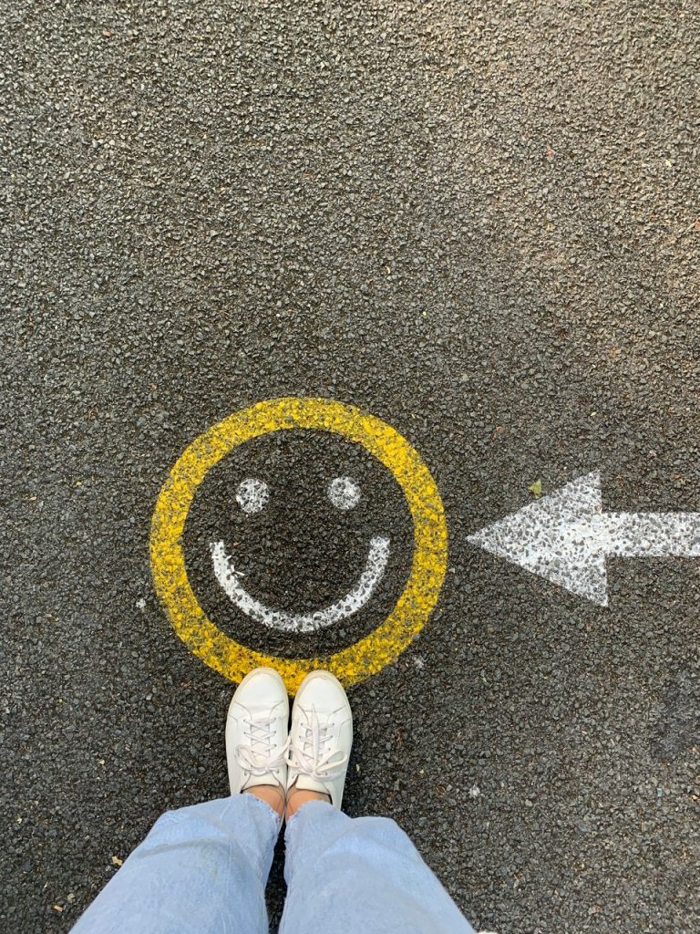 La felicità è sempre altrove 1 two