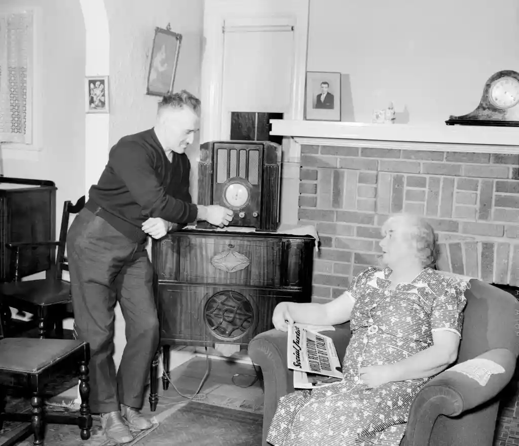 Padre Charles Edward Coughlin. Un influencer che ebbe decine di milioni di ascoltatori 3 Couple with radio and Social Justice Michigan 1939