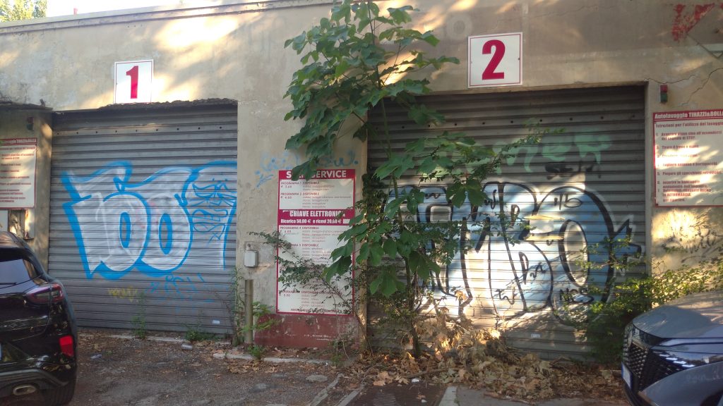 Lo sgorbio dell'ex-distributore nell’abbandono in via Mameli 4 Ex officina nel degrado. 11