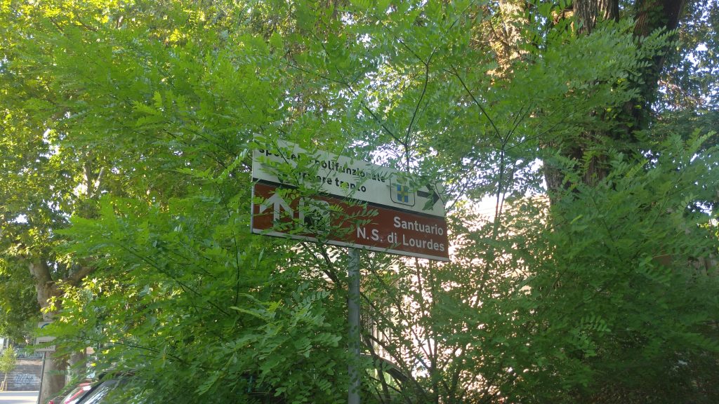 Lo sgorbio dell'ex-distributore nell’abbandono in via Mameli 1 Ex officina nel degrado. 3