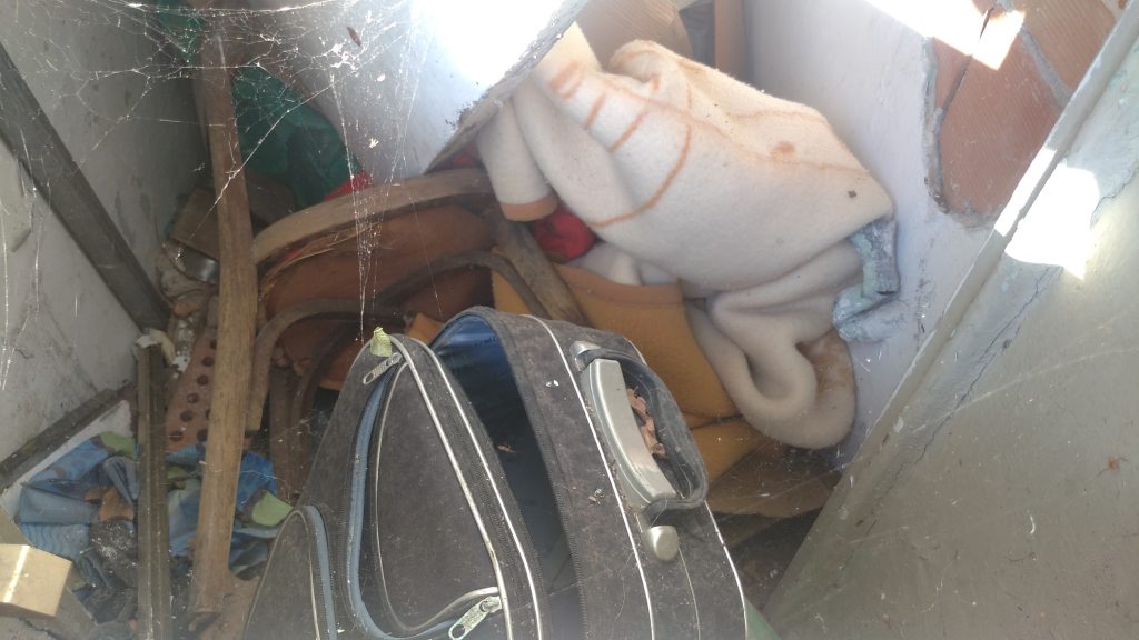 Lo sgorbio dell'ex-distributore nell’abbandono in via Mameli 3 Ex officina nel degrado. 7