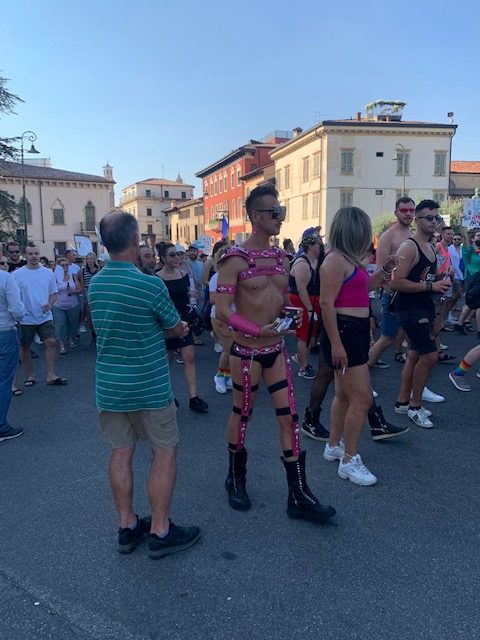 Tumulto Pride e corteo per la Famiglia in centro a Verona 1 GAY rotated