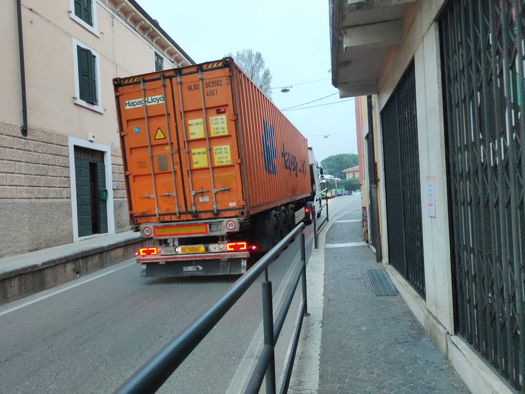 Ancora Tir nel centro di Montorio 1 MONTORIO copia 2