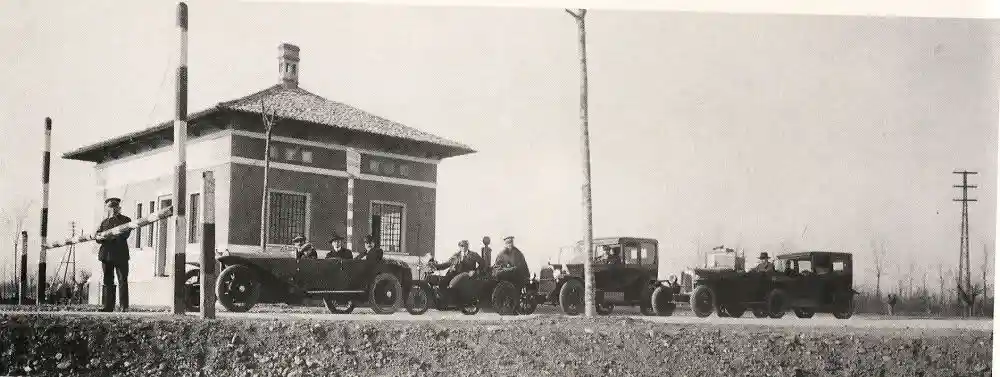 Cento anni fa la 1ª autostrada del mondo: la Milano-Laghi 2 Milano Autostrada Milano Laghi casello 01