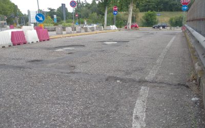 Piazzale 25 Aprile: buche e strisce pedonali consunte