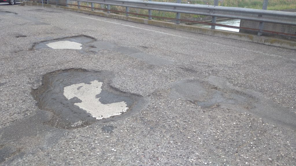 Piazzale 25 Aprile: buche e strisce pedonali consunte 3 Percorso di guerra. 3