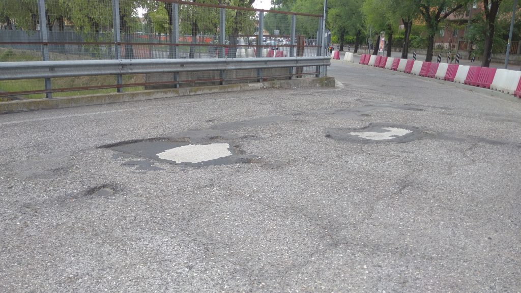 Piazzale 25 Aprile: buche e strisce pedonali consunte 1 Percorso di guerra. 4