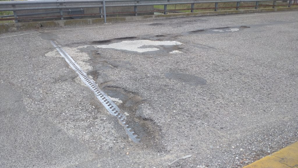 Piazzale 25 Aprile: buche e strisce pedonali consunte 2 Percorso di guerra. 6