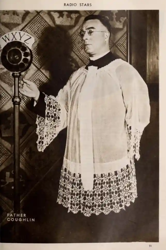 Padre Charles Edward Coughlin. Un influencer che ebbe decine di milioni di ascoltatori 2 Radio Stars magazine May 1934 Father Coughlin
