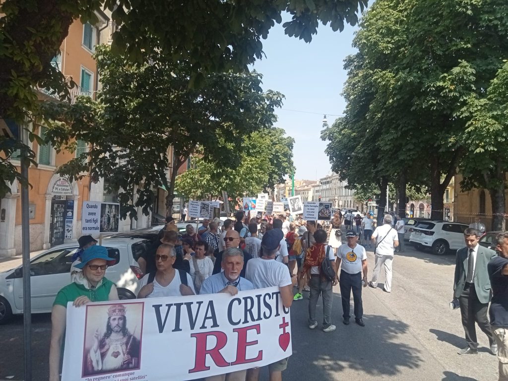 Tumulto Pride e corteo per la Famiglia in centro a Verona 2 WhatsApp Image 2026 06 27 at 18.36.46