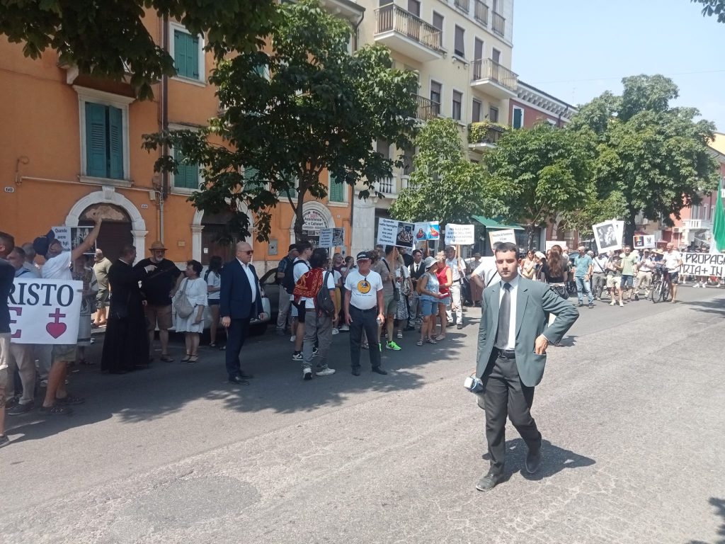 Tumulto Pride e corteo per la Famiglia in centro a Verona 3 WhatsApp Image 2026 06 27 at 18.36.47 1