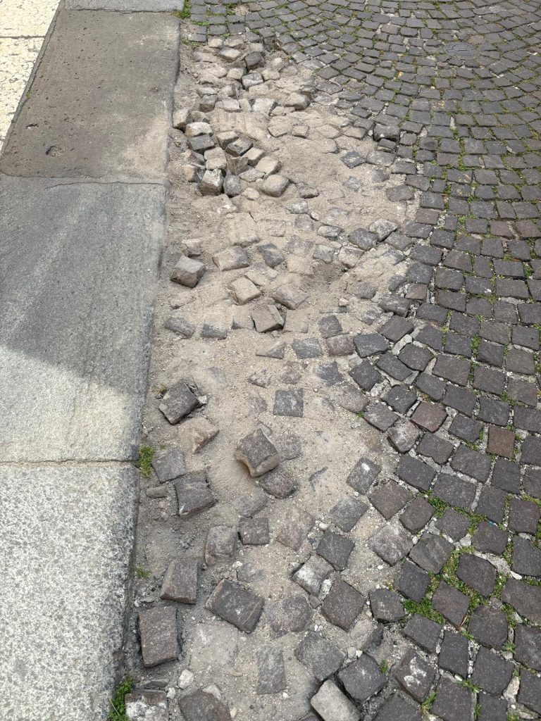Le strade di Verona sono piene di buche da 4 anni 1 buca 22
