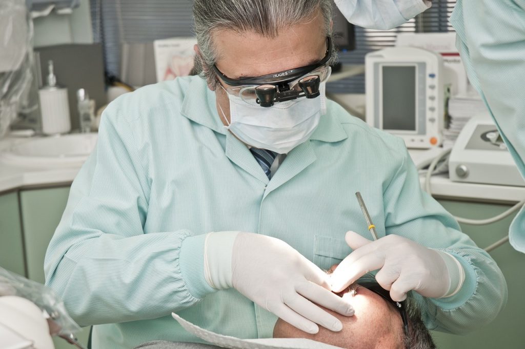 Dentisti in farmacia. Consigli e prevenzione 1 dentist 2530990 1280