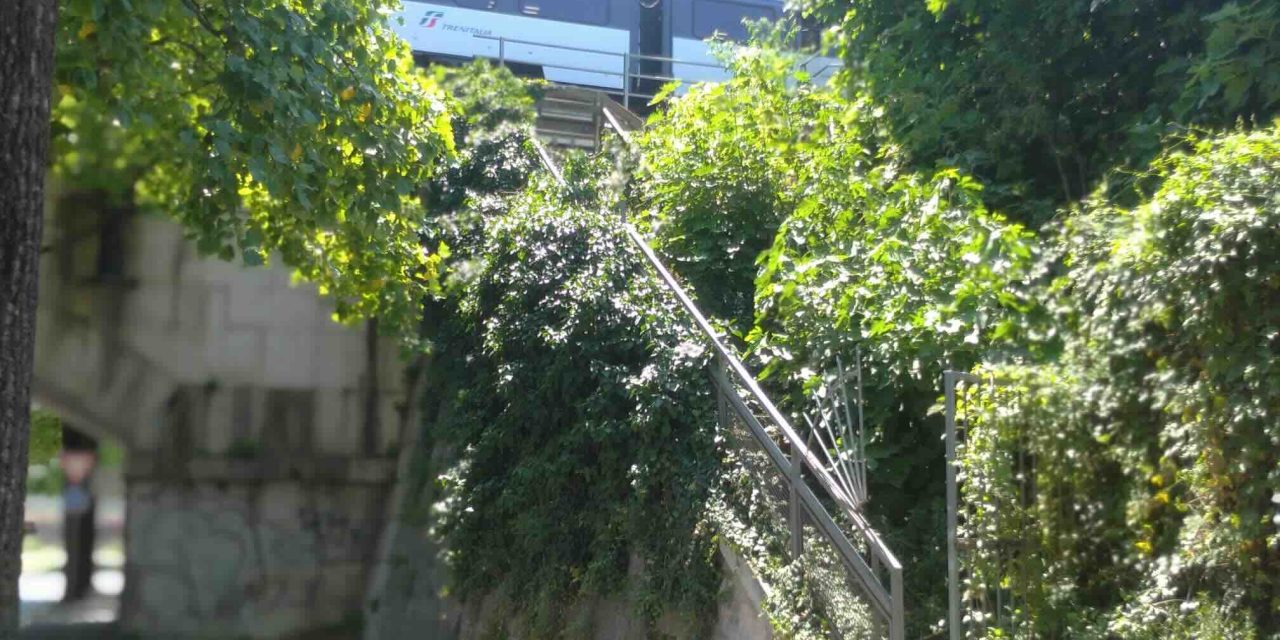 Non chiusa una rampa d’accesso ai binari del ponte della Ferrovia