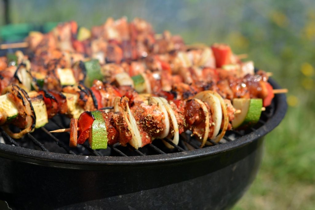 Mangiare all'aperto. Le regole per il cibo sicuro 1 grill 878001 1280