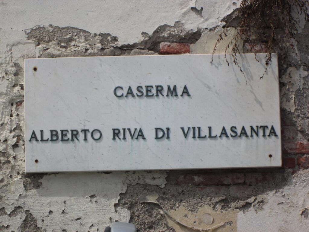 Vandalismi davanti all’ex caserma dei bersaglieri “Alberto Riva di Villasanta” 4 Caserma di Villasanta. 2