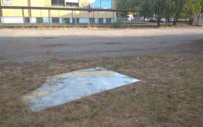 Insidiose lastre di vetro abbandonate davanti alla scuola primaria “Vivaldi”