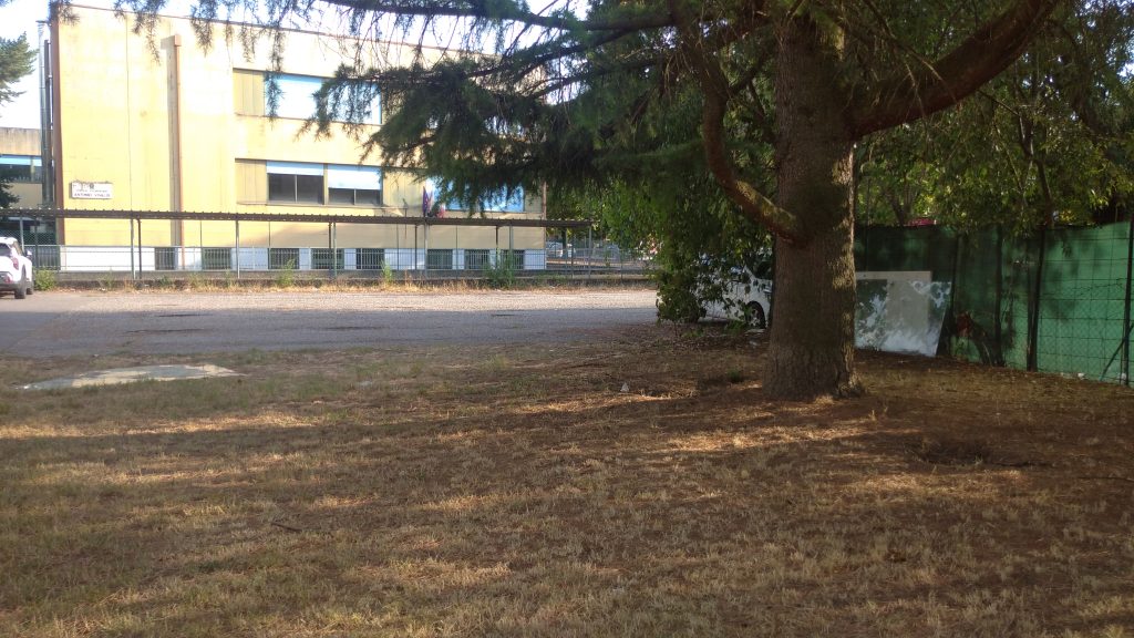 Insidiose lastre di vetro abbandonate davanti alla scuola primaria “Vivaldi” 2 Davanti scuola primaria Vivaldi. 2