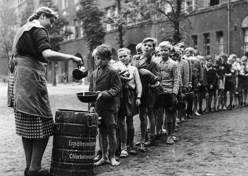 I crimini di guerra degli Alleati verso gli italiani 1943-47 4 Germania bambini in fila per cibo