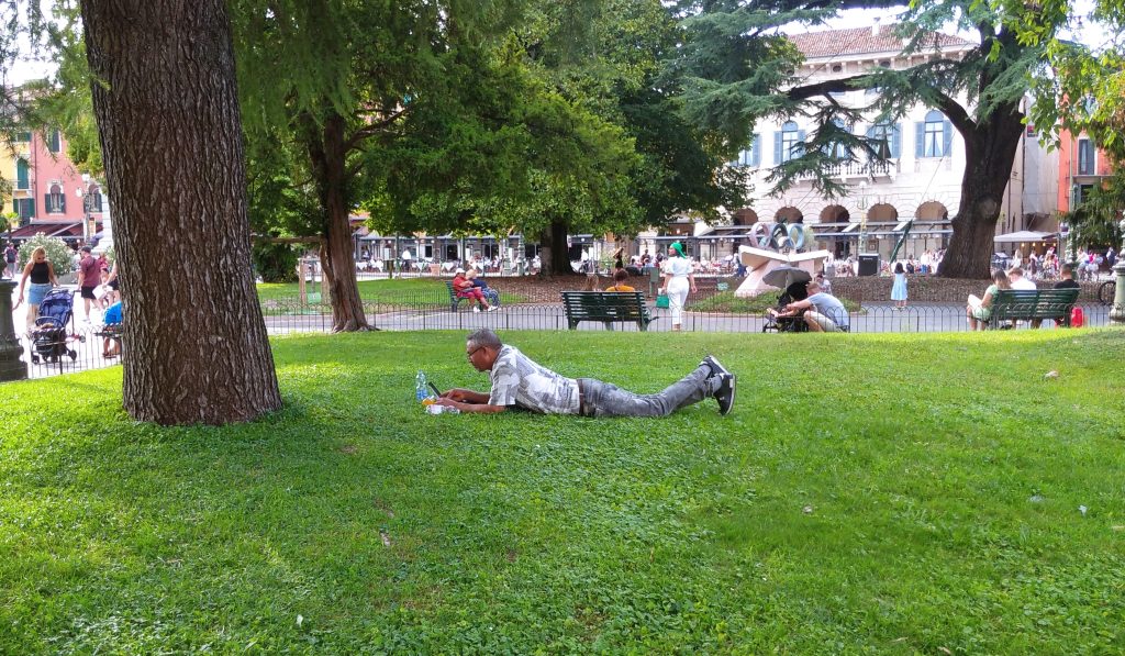 Piazza Bra. Giardini vilipesi dal “tutto sia concesso”? 1 Giardini dormitorio in piazza Bra. 13
