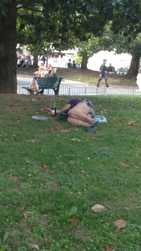 Piazza Bra. Giardini vilipesi dal “tutto sia concesso”? 2 Giardini dormitorio in piazza Bra. 14
