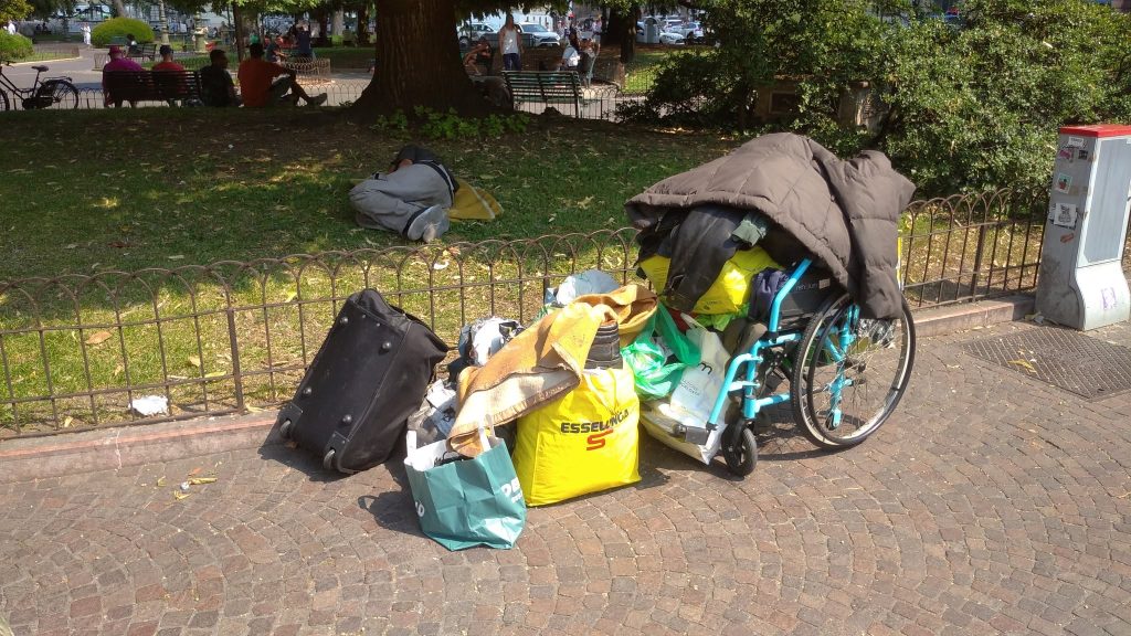 Piazza Bra. Giardini vilipesi dal “tutto sia concesso”? 3 Giardini dormitorio in piazza Bra. 15