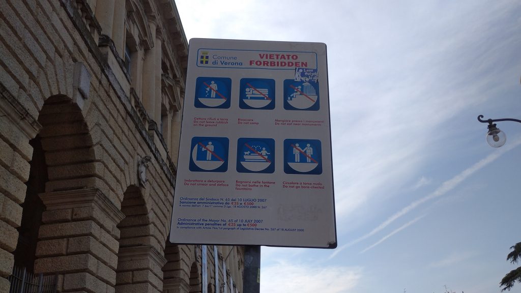 Piazza Bra. Giardini vilipesi dal “tutto sia concesso”? 5 Giardini dormitorio in piazza Bra. 2