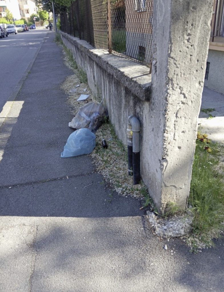 Rifiuti abbandonati, l’allarme alle Golosine 2 Rifiuti abbandonati, l’allarme alle Golosine