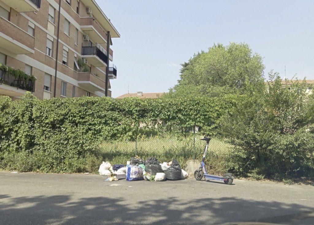Rifiuti abbandonati, l’allarme alle Golosine 1 Rifiuti abbandonati, l’allarme alle Golosine