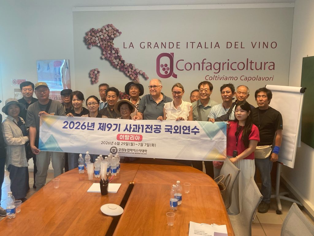 23 aziende coreane a Verona per visitare la coltura delle mele 2 Il presidente Alberto De Togni con la delegazione coreana