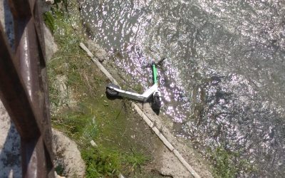 Ponte Pietra. Perfino un monopattino buttato in Adige