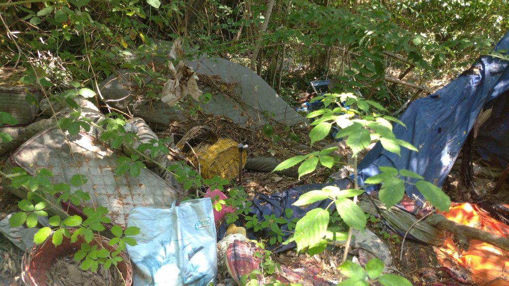Le Grazie. Allarme inquinante d’un ex bivacco di disperati 2 Strada Le Grazie2. 15