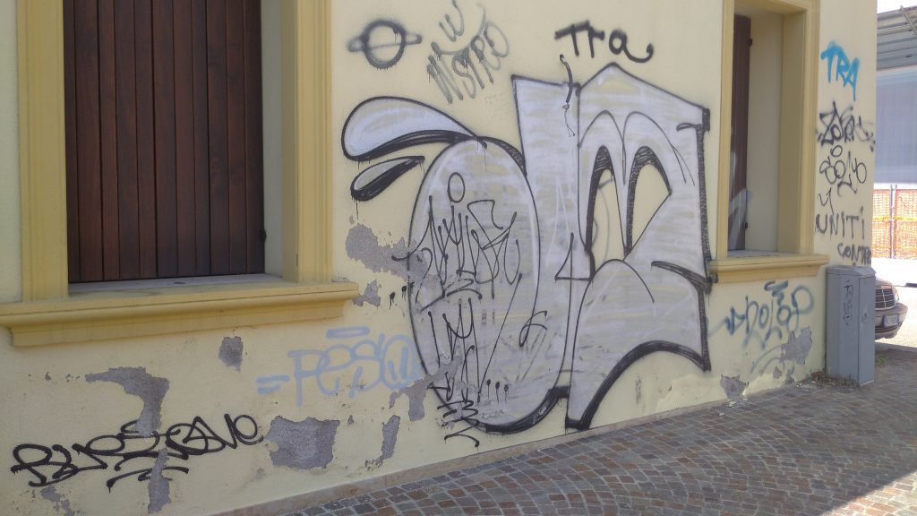 Vandalismi davanti all’ex caserma dei bersaglieri “Alberto Riva di Villasanta” 7 Via Torretta. 9