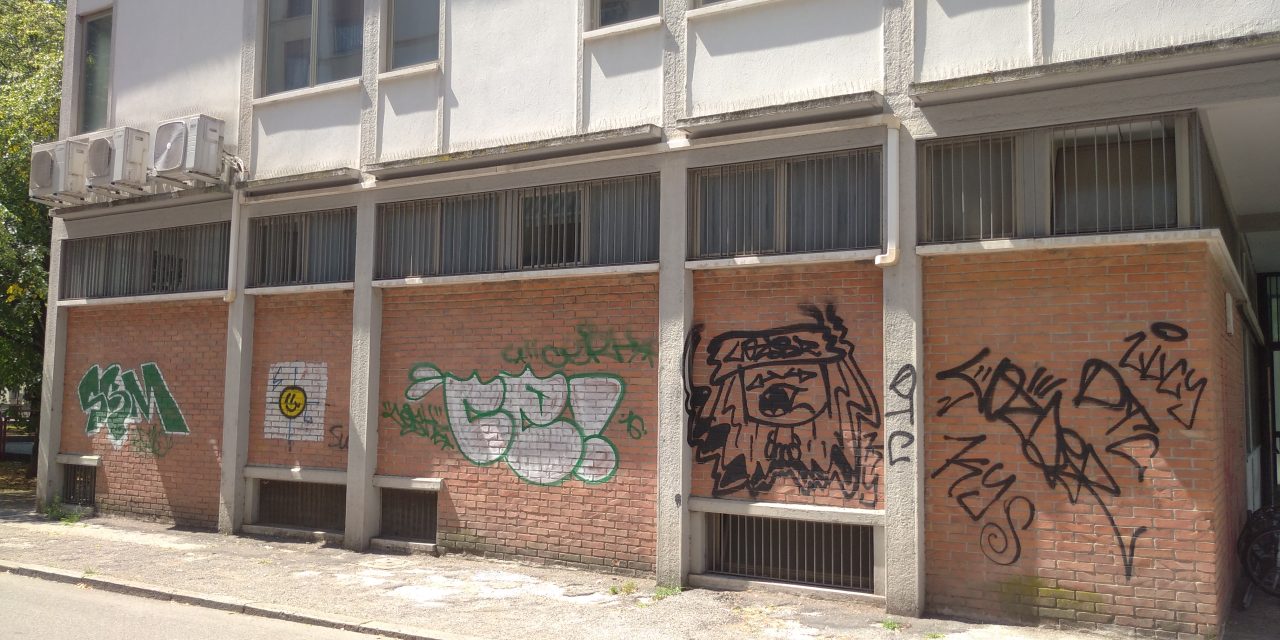 Il distretto sanitario di via Valeggio in mezzo al degrado