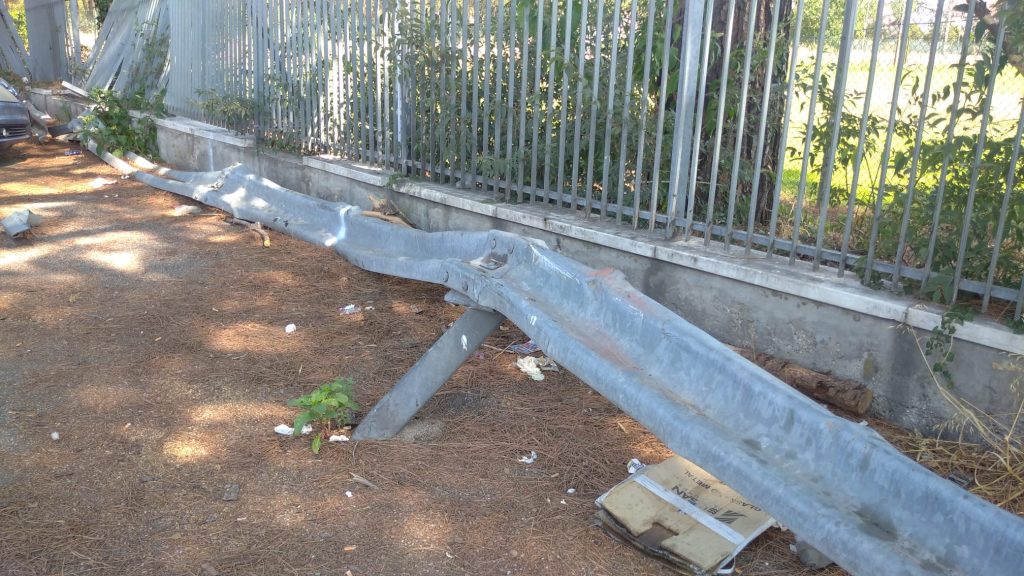 Autisti di TIR indisciplinati sfondano guardrail e recinzioni 4 WhatsApp Image 2026 07 11 at 09.01.48
