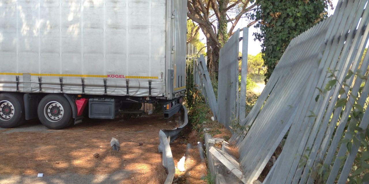 Autisti di TIR indisciplinati sfondano guardrail e recinzioni