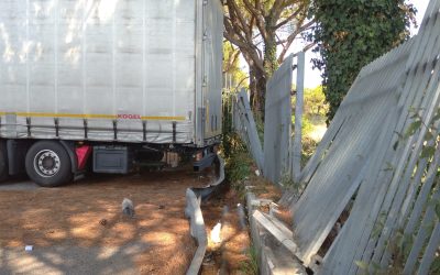 Autisti di TIR indisciplinati sfondano guardrail e recinzioni