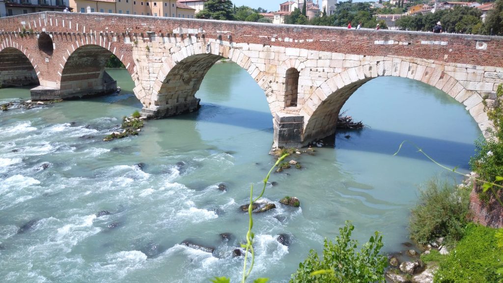 Ponte Pietra. Perfino un monopattino buttato in Adige 1 WhatsApp Image 2026 07 30 at 17.07.22